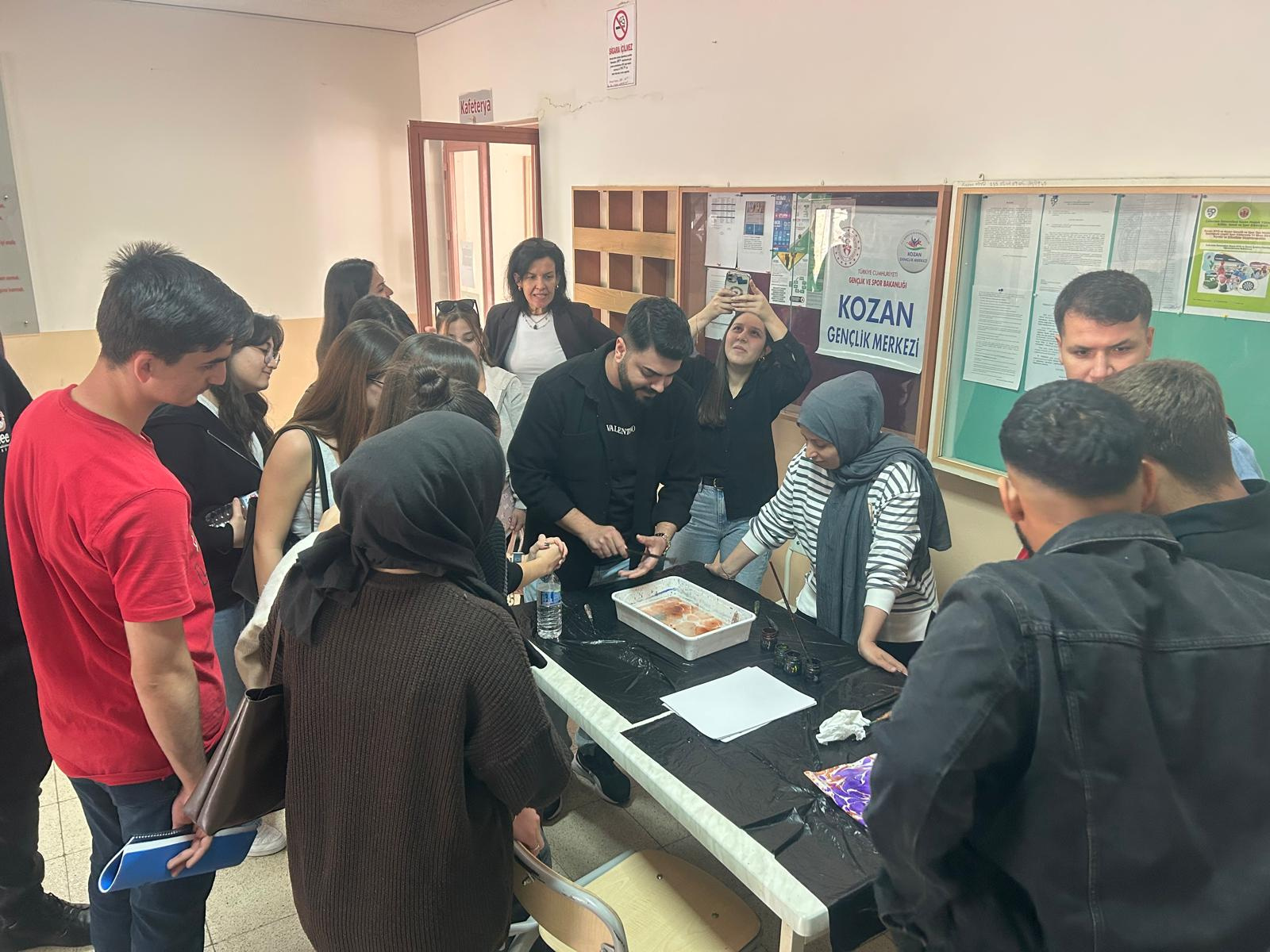 Kozan MYO ile Kozan Gençlik ve Spor İlçe Müdürlüğü İşbirliğiyle Ebru Sanatı Etkinliği ve Eğitimi Yapıldı
