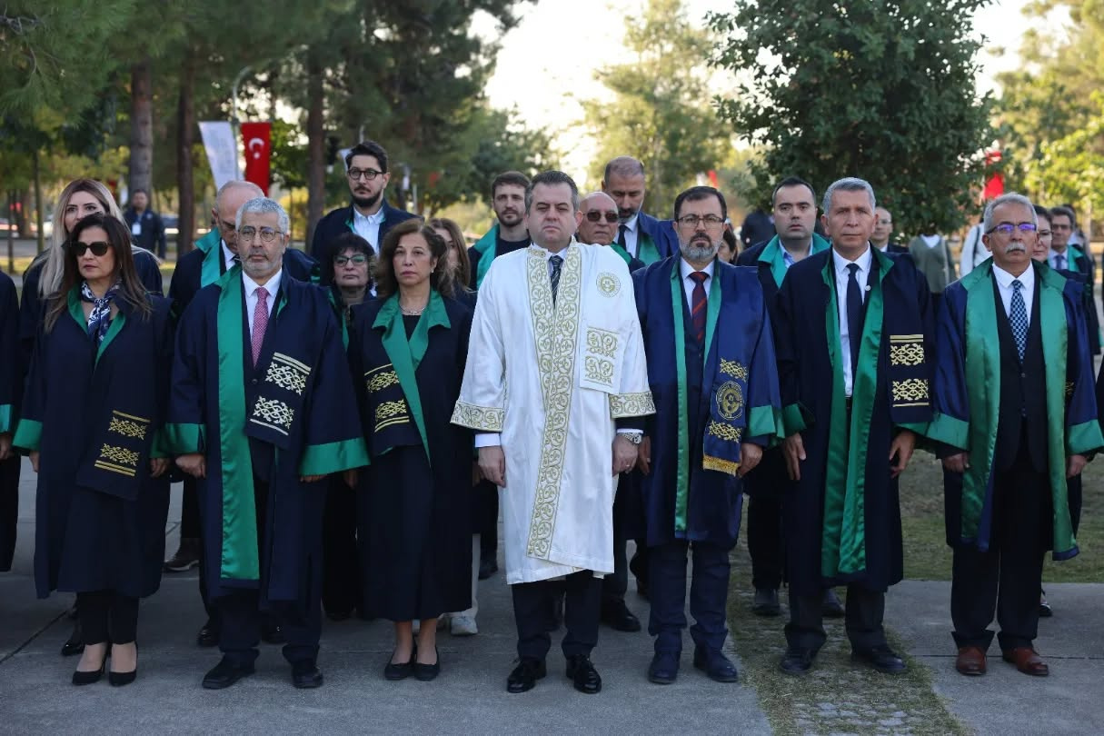 Çukurova Üniversitesi 2025-2026 Akademik Yılı Açılış Etkinliklerinde Çelenk Sunma Törenine Katıldık